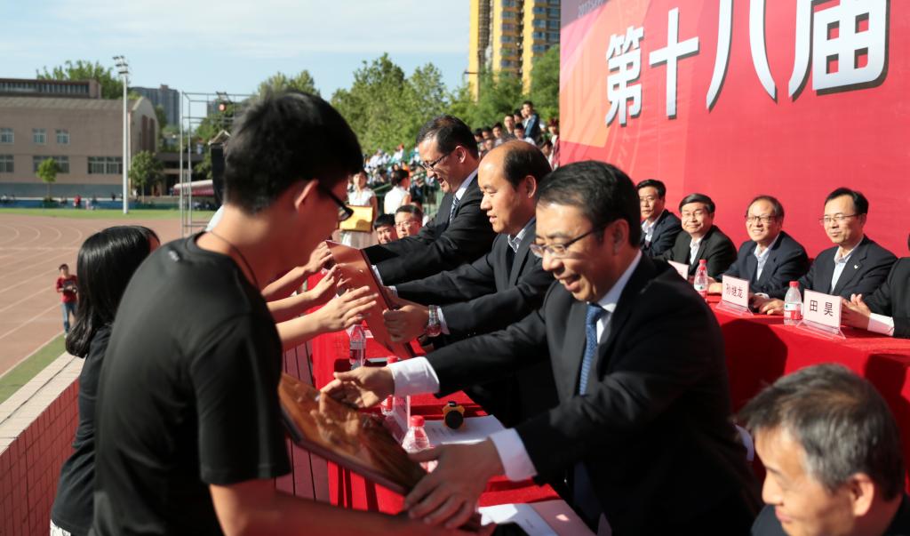 学院领导为获奖代表队颁奖