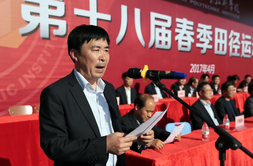 运动会总裁判长、体育部部长许耀锋宣布比赛成绩